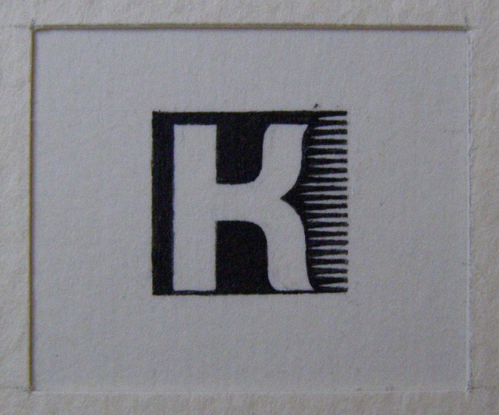 На фоне черного квадрата - белая буква "К".