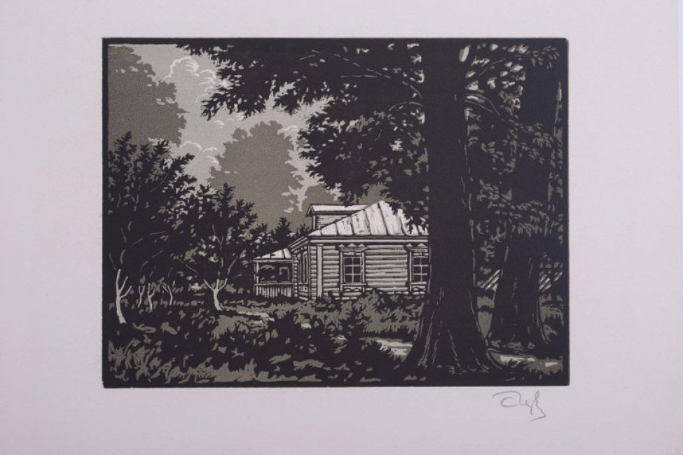 На втором плане, за стволами двух больших деревьев, изображен небольшой деревянный дом с крыльцом. Справа от дома видна крыша какого-то низкого строения, слева - деревья с побеленными стволами.