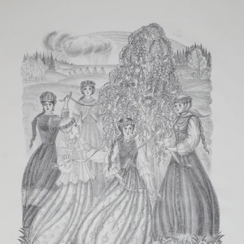 Изображена поляна с высокой пышной березой, вокруг которой пять девушек в сарафанах, кофтах и с венками на голове ведут хоровод.