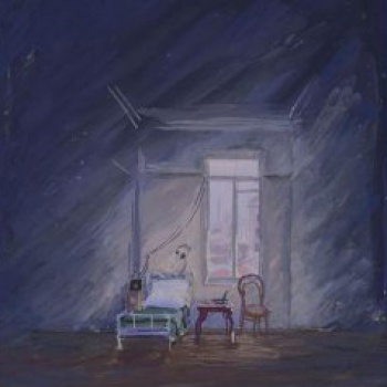 В центре композиции изображено высокое окно, перед ним железная кровать, стул, столик. Слева и справа темно-синий занавес.