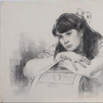 Погрудное изображение девушки с распущенными волосами, которая сидит, наклонившись вперед и положив руки на спинку стула, стоящего перед ней; подбородком касается запястья, в волосах сзади - цветок.