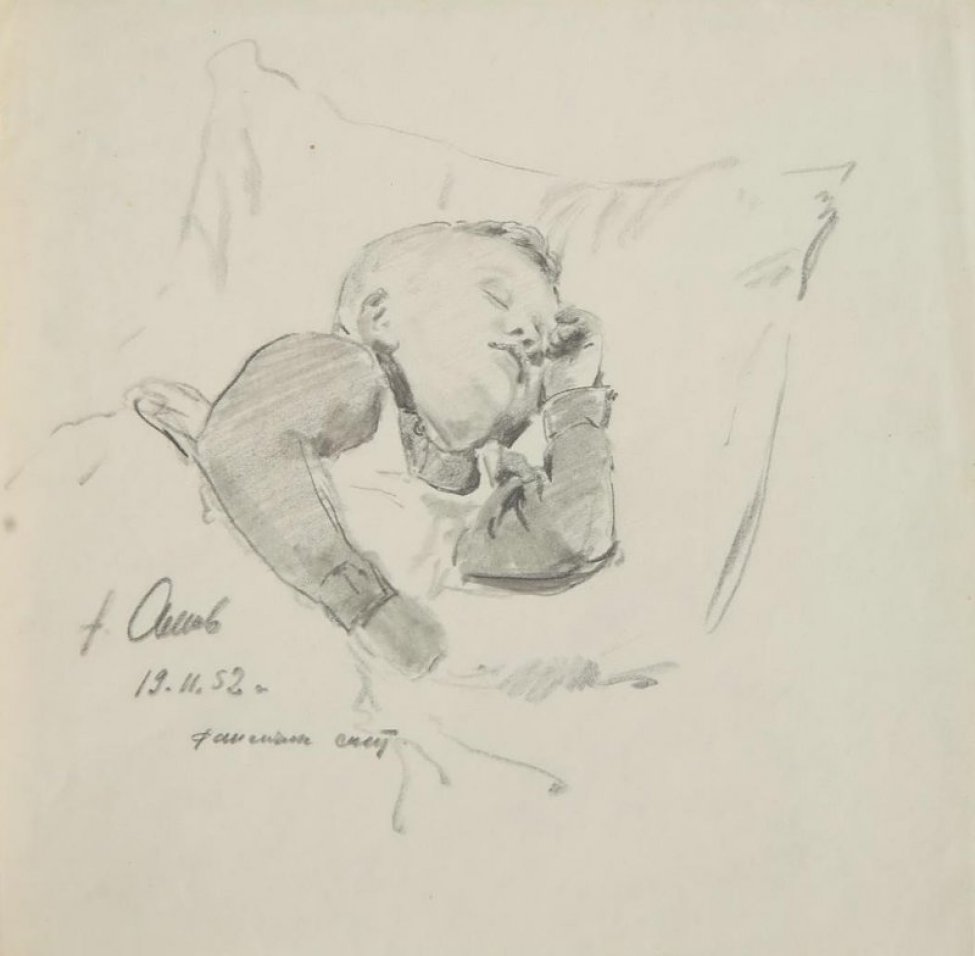 Погрудное изображение спящего ребенка в кофточке, на боку, на большой подушке; правая рука поднята вверх.
