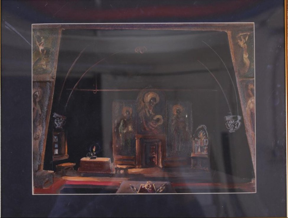 Изображены декорации интерьера домашней церкви. В центре композиции - три иконы у входа. Слева - стол с горящей свечой на нем. Справа - киот.