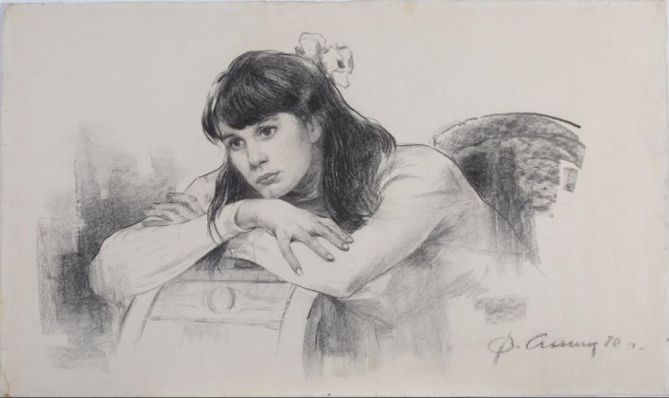 Погрудное изображение девушки с распущенными волосами, которая сидит, наклонившись вперед и положив руки на спинку стула, стоящего перед ней; подбородком касается запястья, в волосах сзади - цветок.