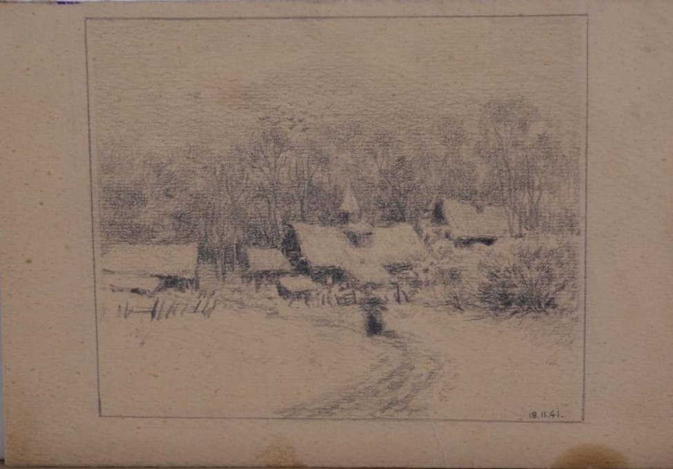 Изображен зимний деревенский пейзаж. На первом плане - дорога, уходящая вдаль, далее - деревянные строения, в центре - дом с башенкой; за домами - высокие деревья. Изображение заключено в рамку.