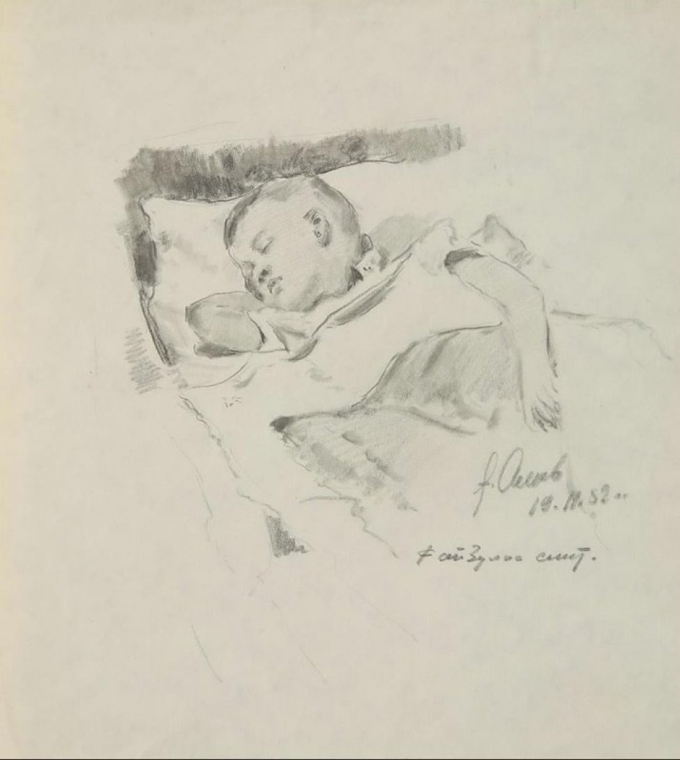 Изображен спящий на боку мальчик, положив одну руку под голову, другую - поверх одеяла.