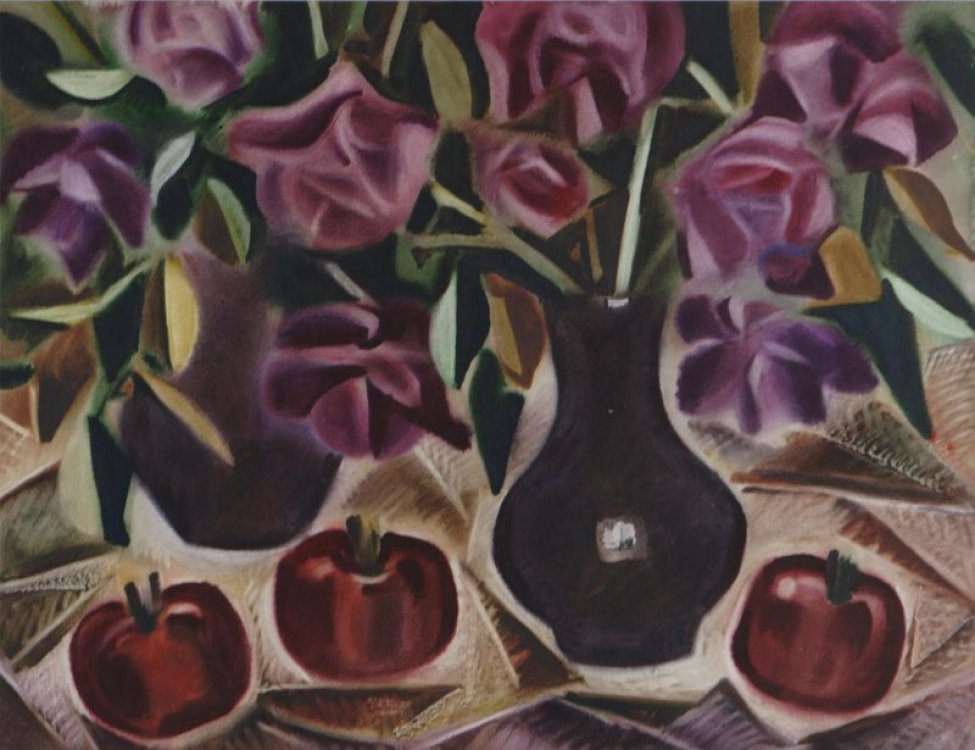 Изображен букет крупных темно-розовых цветов в керамической вазе, справа от вазы лежит гранат, слева - два граната; за ними видна вторая керамическая ваза.