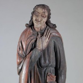 Иоанн Богослов изображен с наклоненной влево головой. Правая рука положена на левое плечо. Левая - опущена книзу, в ней - книга. Хитон - синий, гиматий  - красный.