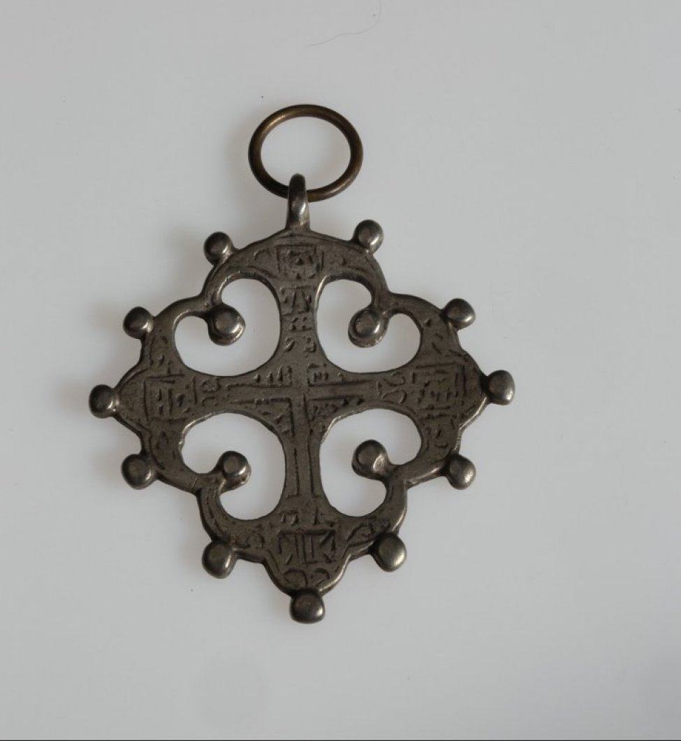 4-конечный крест с прорезным орнаментом ромбовидной формы с шарообразными утолщениями.