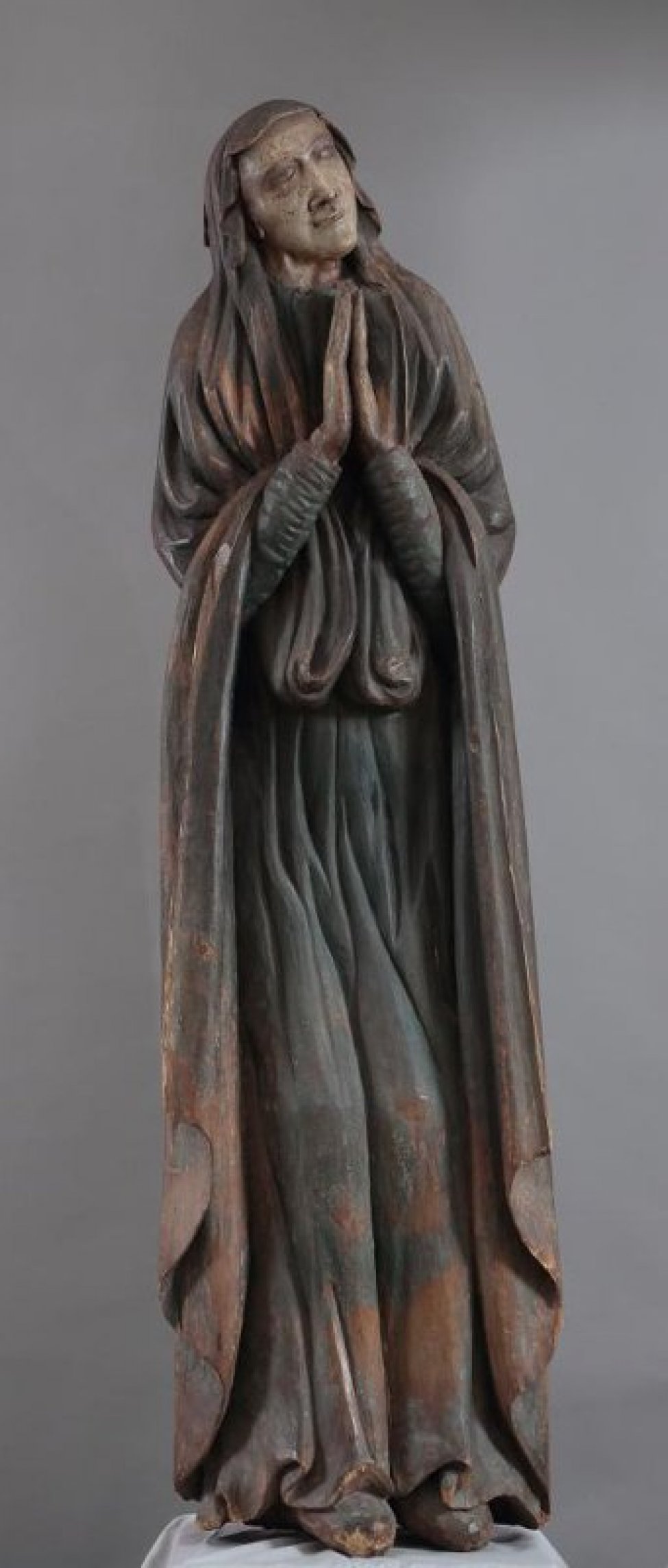Богоматерь изображена со сложенным на груди руками, в синем хитоне и красном гиматии.
