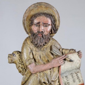 Апостол Марк изображен сидящим на стуле, левой рукой поддерживает книгу с исполненными живописью словом: "Зачало...". В правой руке - перо, из-под локтя этой руки выглядывает голова льва. На голове - нимб.
