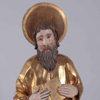 Евангелист Матфей изображен сидящим в позолоченных одеждах. Лицо продолговатое, с длинными волосами и бородой. Обеими руками на груди держит раскрытую книгу.