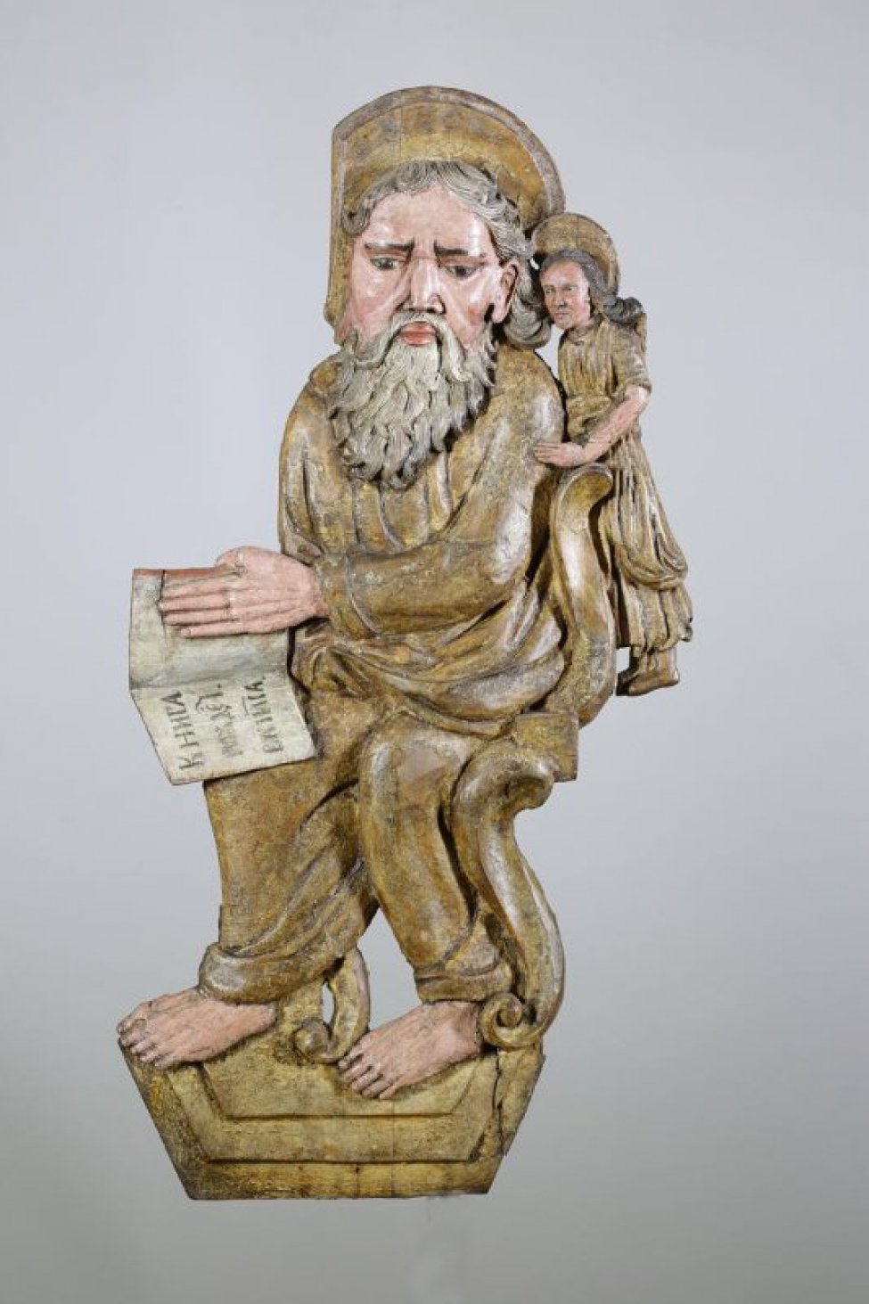 Евангелист изображен сидящим на стуле, корпус и руки повернуты вправо. На раскрытом Евангелие живописно написано: "книга рождеiва iиса". С левого бока - фигура ангела. На голове - нимб.