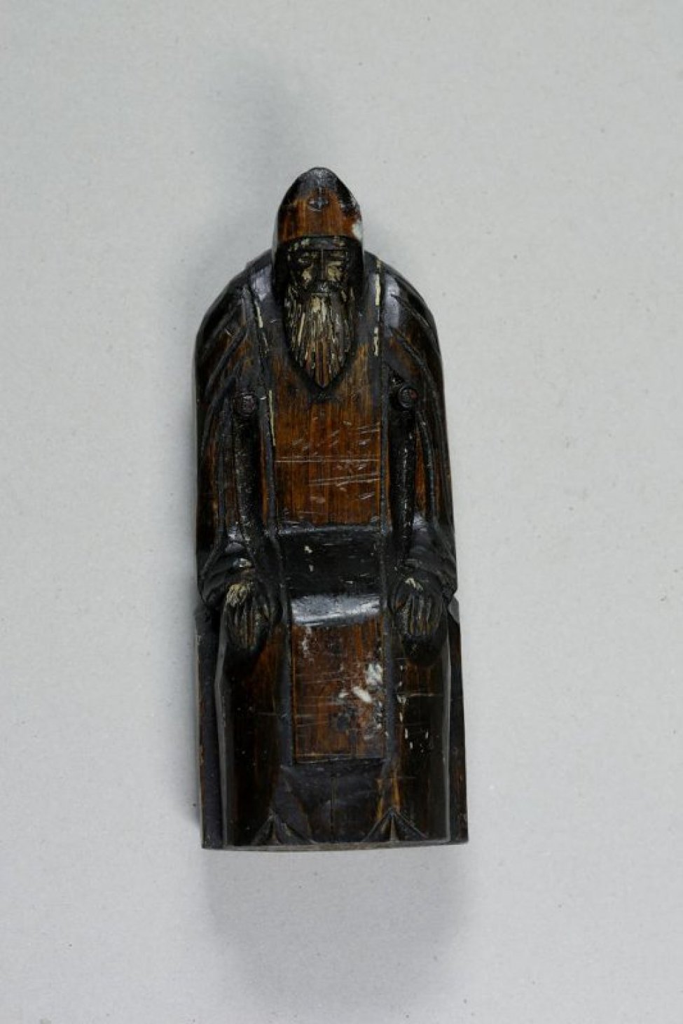 Скульптура вырезана из цельного куска дерева. Святой изображен с длинной бородой, впалыми щеками,низко опущенной головой, в монашеских одеждах. Изображен сидящим в высоком кресле, руки лежат параллельно на полусогнутых коленях.