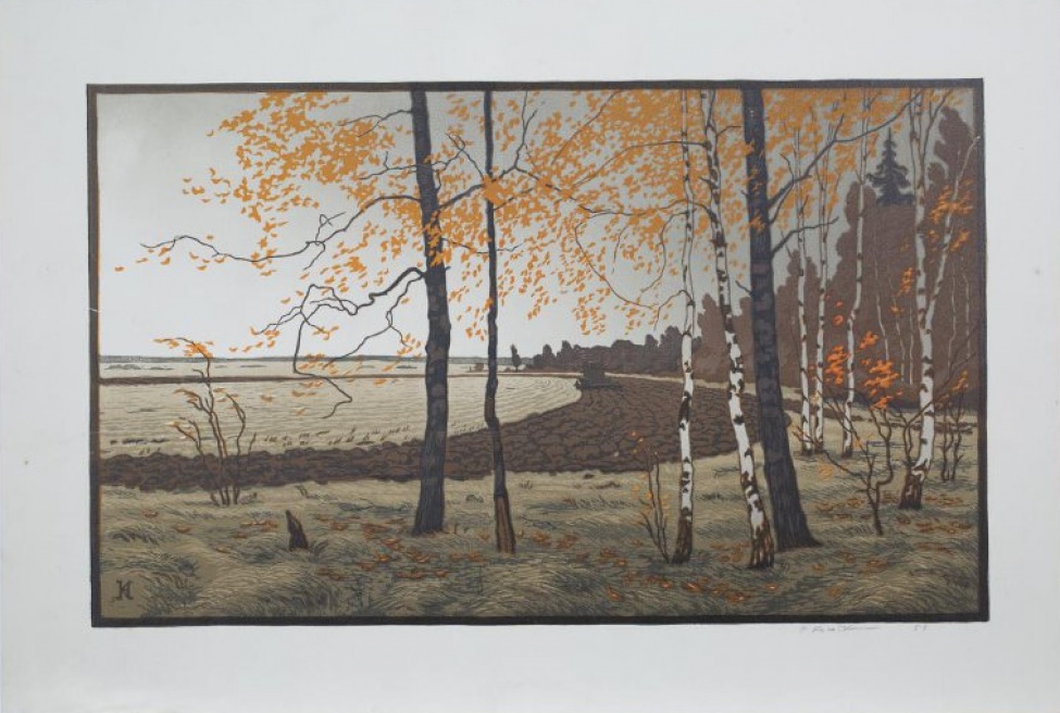 На переднем плане, в центре и справа, несколько деревьев с остающимися желтыми листьями. Вершины срезаны краем изображения. За ними - поле, на котором трактор, удаляющийся от зрителя. На втором плане, справа, лес, темной полосой уходящий вглубь картины. Преобладают темно-коричневые, желтые, серые тона.