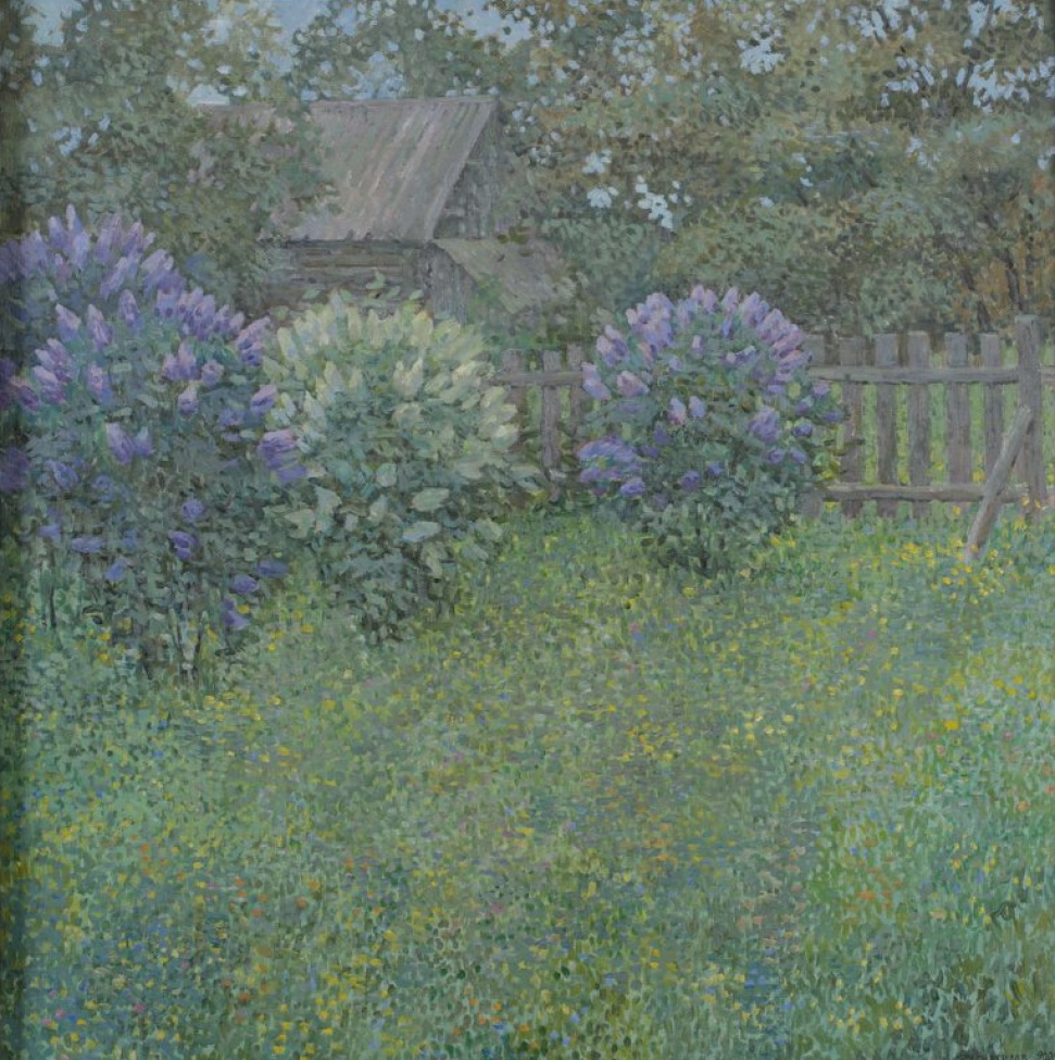Изображен летний пейзаж. За забором деревянный дом, цветущие травы и кусты на первом и втором планах.
