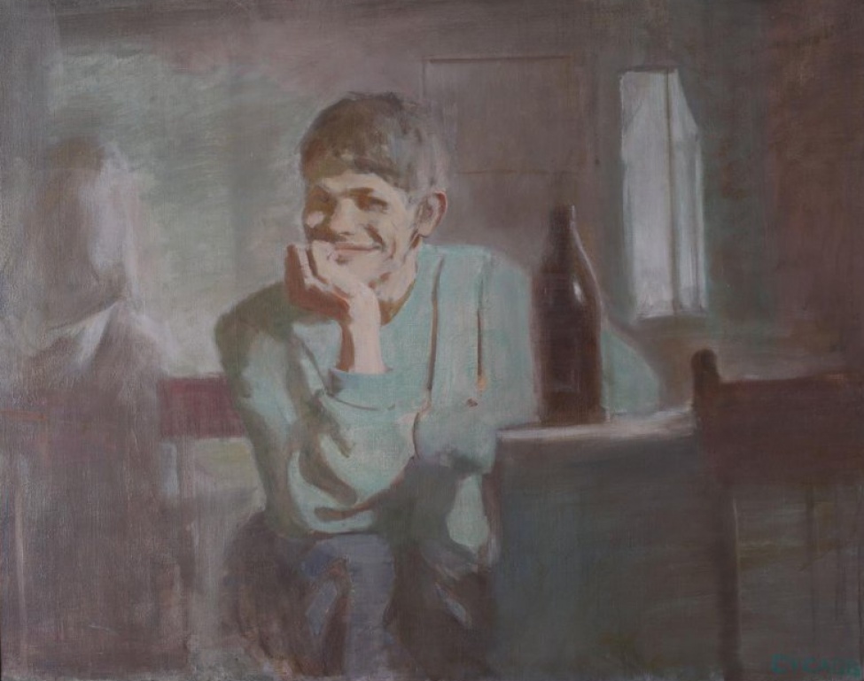 В интерьере комнаты – поколенное изображение молодого улыбающегося человека в зеленой кофте, сидящего на стуле у стола. Голова в небольшом повороте вправо, подбородком опирается на правую руку, поставленную на колено, левая рука лежит на столе. На столе - бутылка, рядом со столом - стул. Слева – девушка, сидящая на стуле, спиной к зрителю. На втором плане справа - окно.