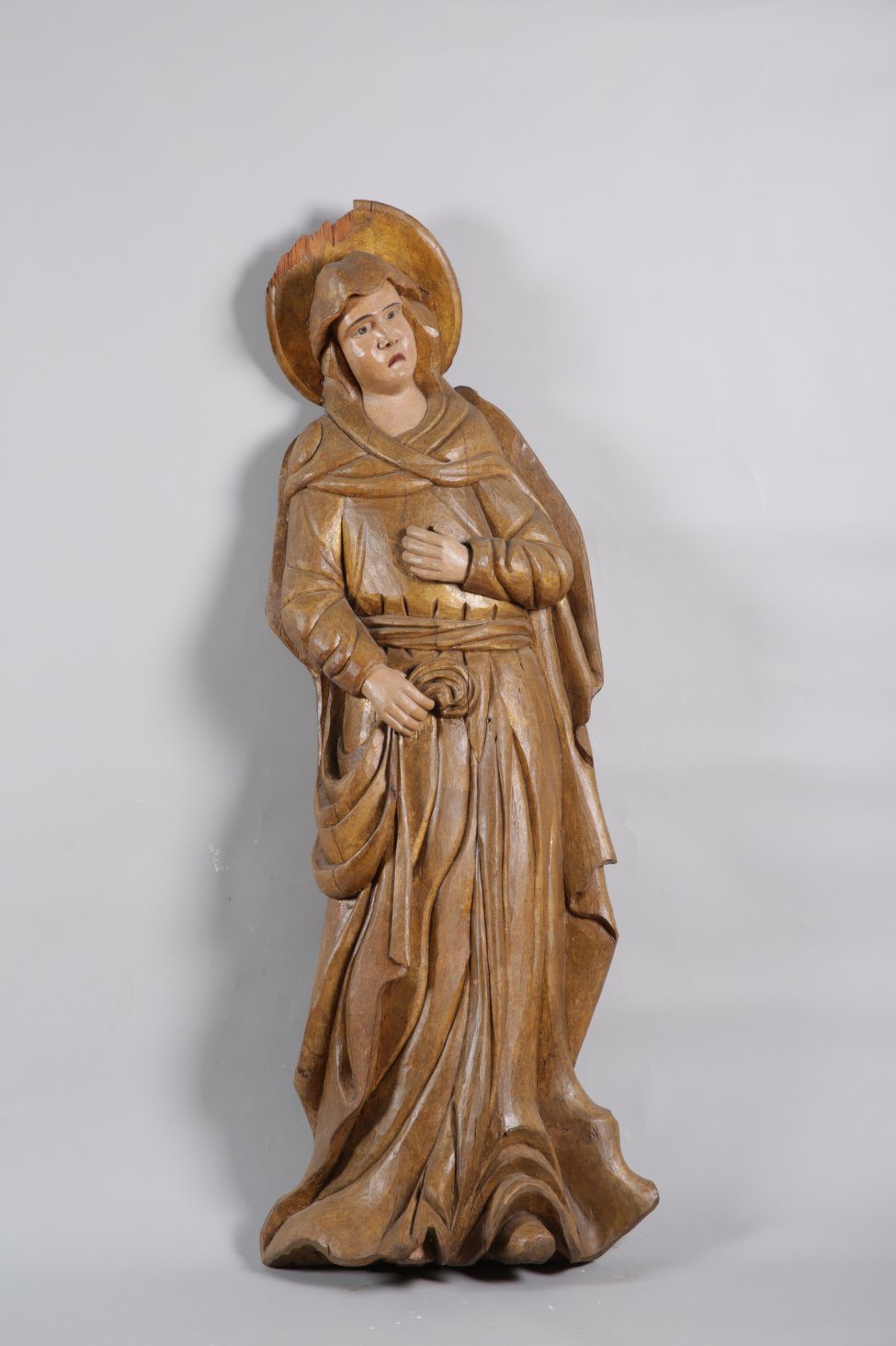 Мария Магдалина изображена с немного наклоненными вправо головой и плечами. Ее левая рука лежит на груди; в правой она держит конец гиматия, спускающегося с головы на плечи и бока; хитон имеет пояс.