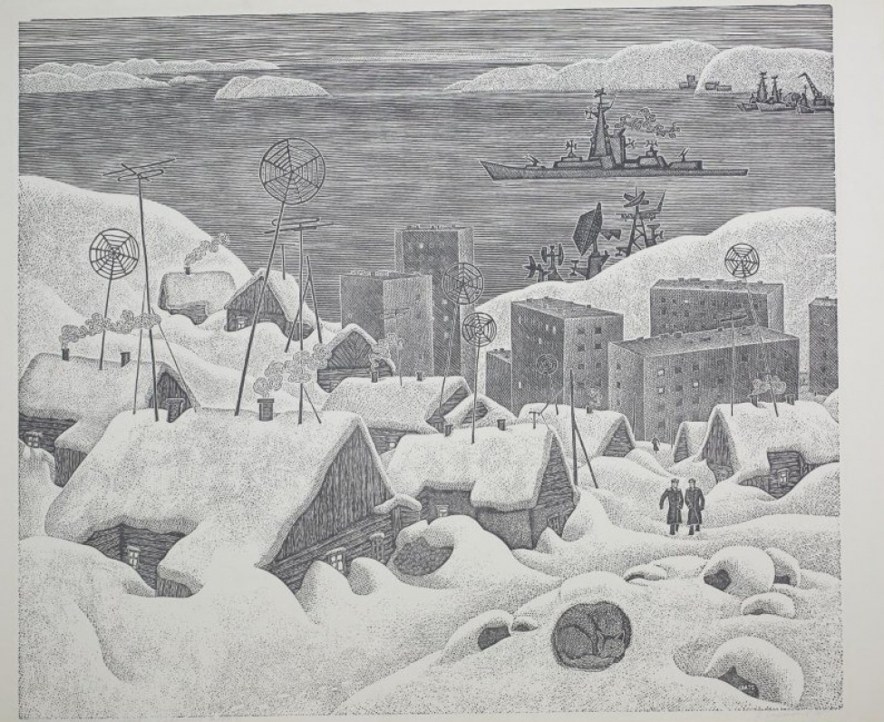 Изображен панорамный морской зимний пейзаж, вид сверху. В нижней части композиции - заснеженные деревянные домики с высокими антеннами разной формы, укрепленными на крышках; ниже - многоэтажные дома; на первом плане справа изображена собака, лежащая на снегу, выше - фигуры двух военных. В верхней части листа справа на фоне водной глади изображен военный корабль с радарами, вдалеке справа видна бухта с кораблями, на берегу - подъемный кран.