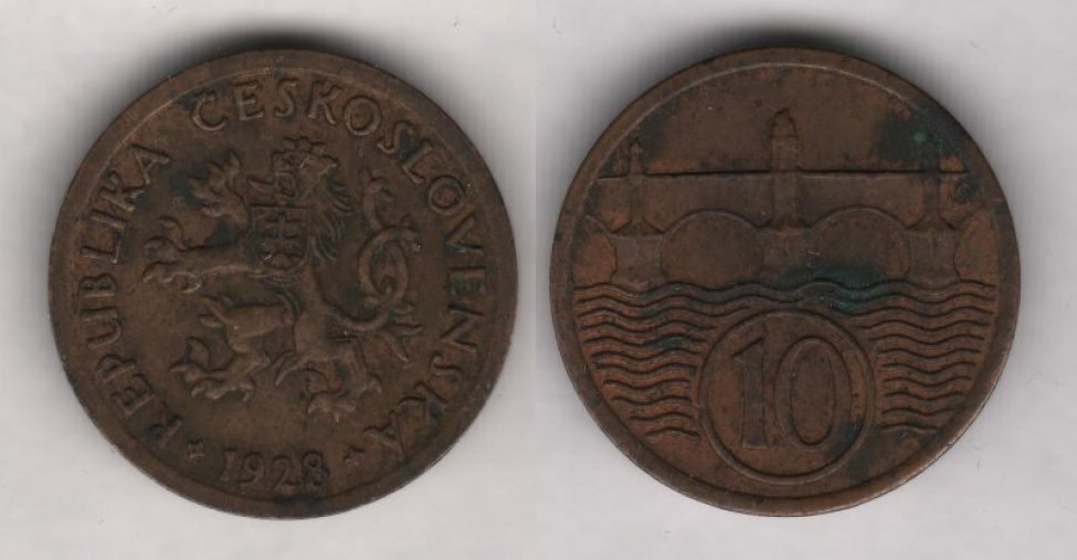 Аверс: В центре -- малый герб Чехословакии: гладкий (серебро в геральдике), геральдический лев на задних лапах «устремлённый вправо в прыжке», с раздвоенным и переплетённым хвостом, коронованный коро- ной с тремя зубцами, несущий на груди четырехугольный с круглым основанием (т.н. испанский) гераль- дический щит с тремя холмами; на среднем высшем холме воздвигнут патриарший крест (крест с двумя поперечинами; поперечины располагаются в верхней части креста, верхняя поперечина короче нижней). Вокруг герба надпись с разрывом внизу: REPUBLIKA CESKOSLOVENSKA. Внизу, в разрыве надписи, дата: 1928. Слева и справа от даты по крестовидной розетке из 4-х лепестков (потёрты). По краю монеты широкий линейный буртик.
Реверс: В верхней части схематичное изображение Карлова моста в Праге (изображены 4 арочных пролёта и 3 скульптуры на парапете). В нижней части схематичное изображение реки -- широкая полоса из парал-лельных волнистых горизонтальных линий. На фоне полосы («реки») обозначение номинала-- цифра 10. Вокруг номинала круглая линейная рамка. По краю монеты широкий линейный буртик.
Гурт: гладкий