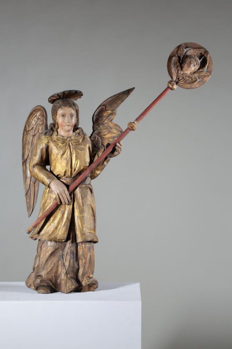 Ангел (справа) изображен с откинутым влево корпусом. В поднятой влево левой руке и в опущенной немного ниже пояса правой руке держит красный стержень рипиды, поднятой влево. На круглом позолоченном диске рипиды - шестикрылое скульптурное изображение серафима. Правое крыло у ангела опущено, левое поднято вверх. Одежды: верхние - позолочены с бантами наверху у шеи и с несколькими складками на груди; ниже пояса одежда расходится, подол вздут. Нижние одежды посеребренные, переданы широкими складками. Складки на одеждах редки и изогнуты в разных направлениях. Крылья ангела посеребрены. На голове - круглый нимб с рельефными лучами.
