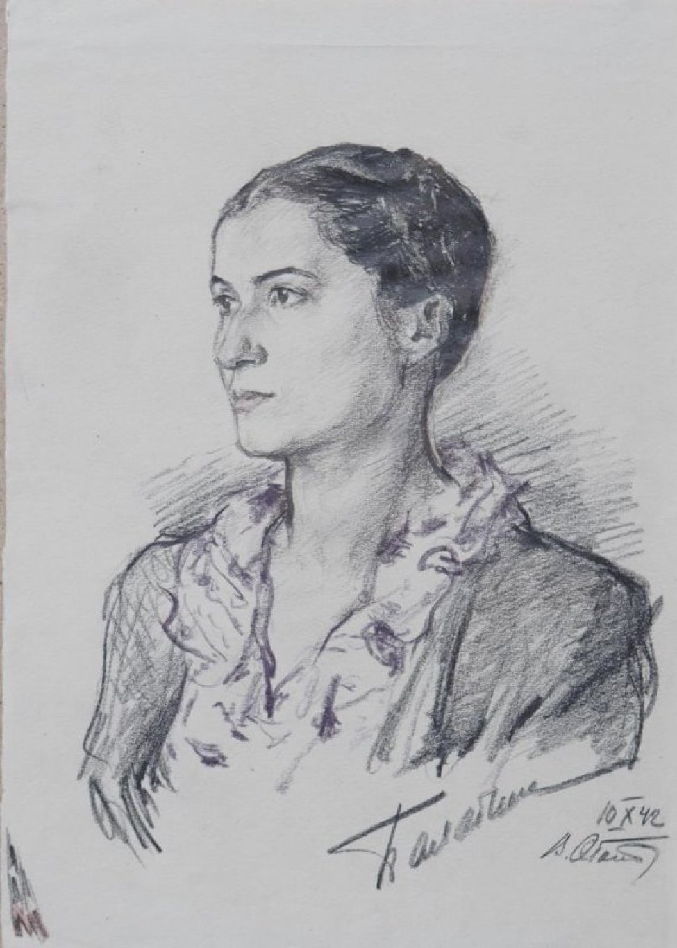 Погрудное изображение в 3/4 повороте влево молодой женщины в сиреневой блузке с пышным воротником; волосы заплетены в косы.