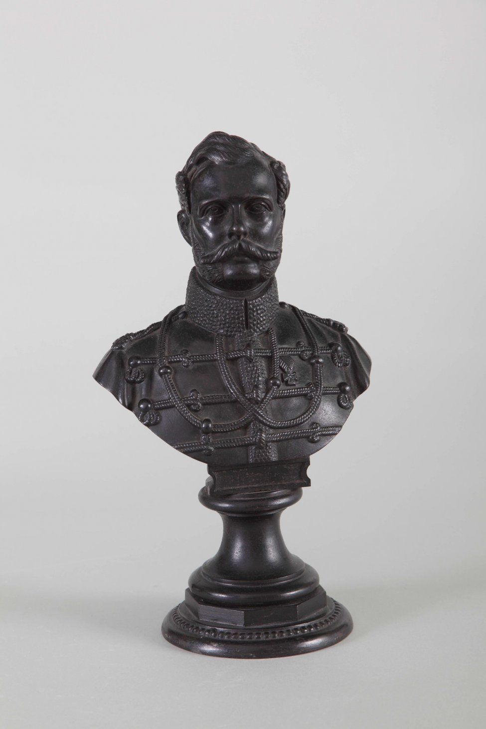 Изображен Александр II с повернутой немного вправо головой. На нем военная форма с меховым воротником. Бюст на постаменте с круглым основанием.
