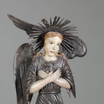 Ангел стоит в верхнем ряду. Изображен со скрещенными на груди руками, в одежде с короткими до локтей рукавами, стоящим по направлению к Саваофу, на правом колене и полусогнутой левой ноге; грудь и голова ангела изображены фронтально; левое крыло имеет взмах вверх.
