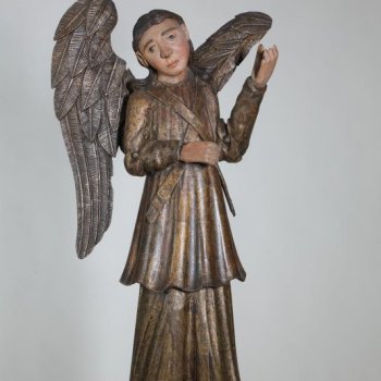 Ангел - парный скульптуре ДС-146, изображен в зеркальной симметрии. На ангеле две одежды золотого цвета. Оба одеяния проработаны крупными вертикальными складками. Крылья посеребрены, их оперение изображено в невысоком рельефе.
