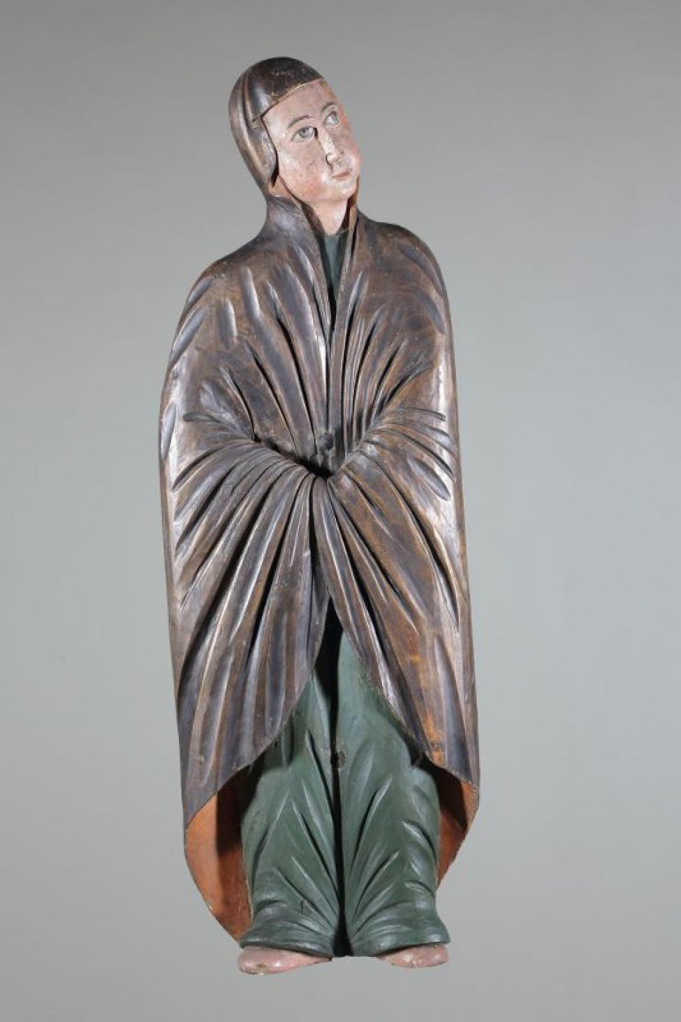 Мария Магдалина изображена со склоненной вправо головой, со сложенными на животе руками, закрытыми позолоченным гиматием, хитон - зеленовато-синий.
