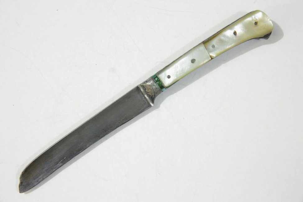 Нож металлический, с перламутровой ручкой.
