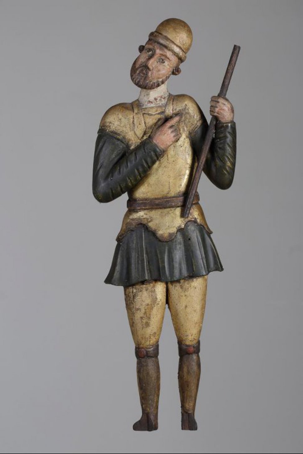 Лонгин Сотник в левой руке держит копье, правая рука лежит на груди. Голова повернута вправо. Одежды воинского характера - посеребрены.