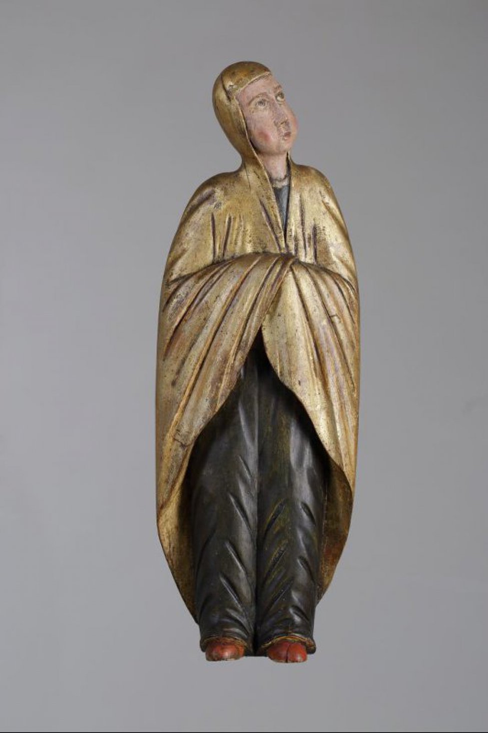 Мария Магдалина изображена со скрещенными на груди руками. Фигура вырезана в позе, направленная немного влево, в посеребренном хитоне и позолоченном гиматии, образующие широкие складки.