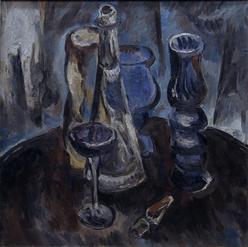 На серо-голубом нейтральном фоне дано фрагментарное изображение темного овального стола с вазами разной формы (стекло?) и высоким графином, пробка от которого лежит на столе.