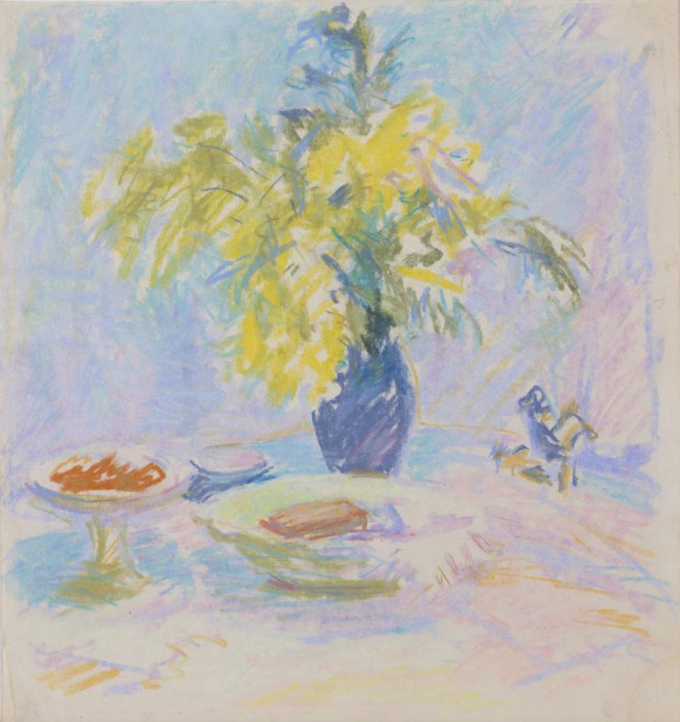 На столе стоят: ваза на ножке, тарелка, фиолетовый кувшин с букетом желтых цветов, глиняная игрушка.