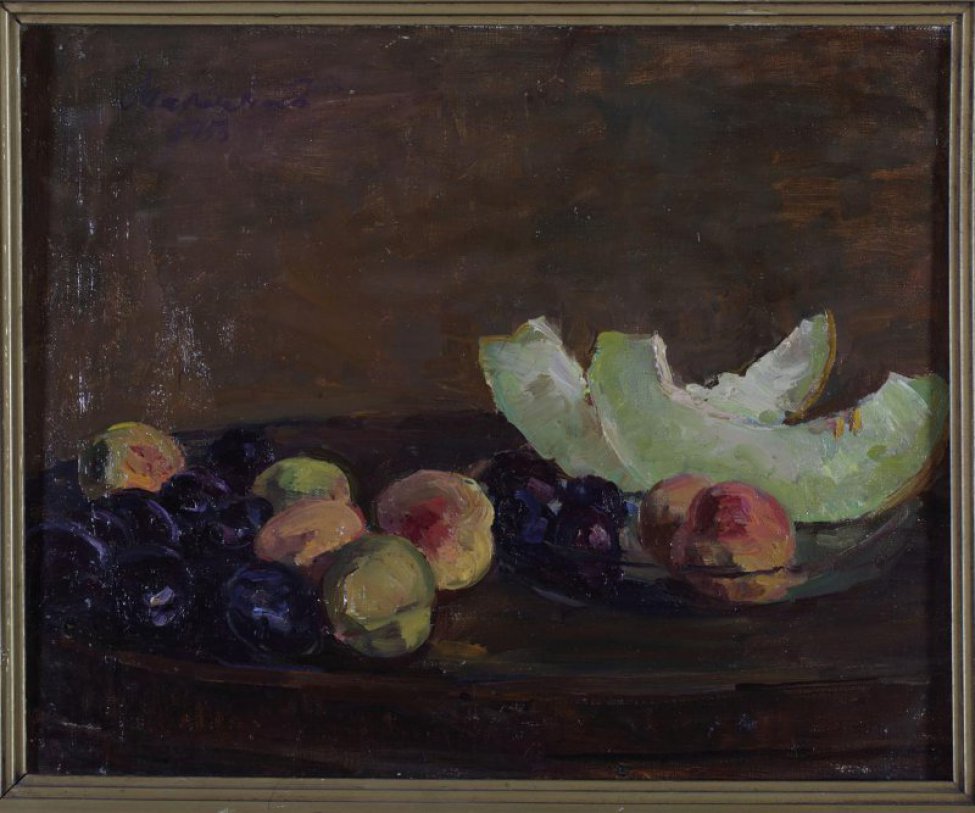 Изображены лежащие на овальном коричневом столе справа в стеклянной тарелке два куска дыни, четыре сливы и два персика, слева пять персиков и семь слив. Фон коричневый.