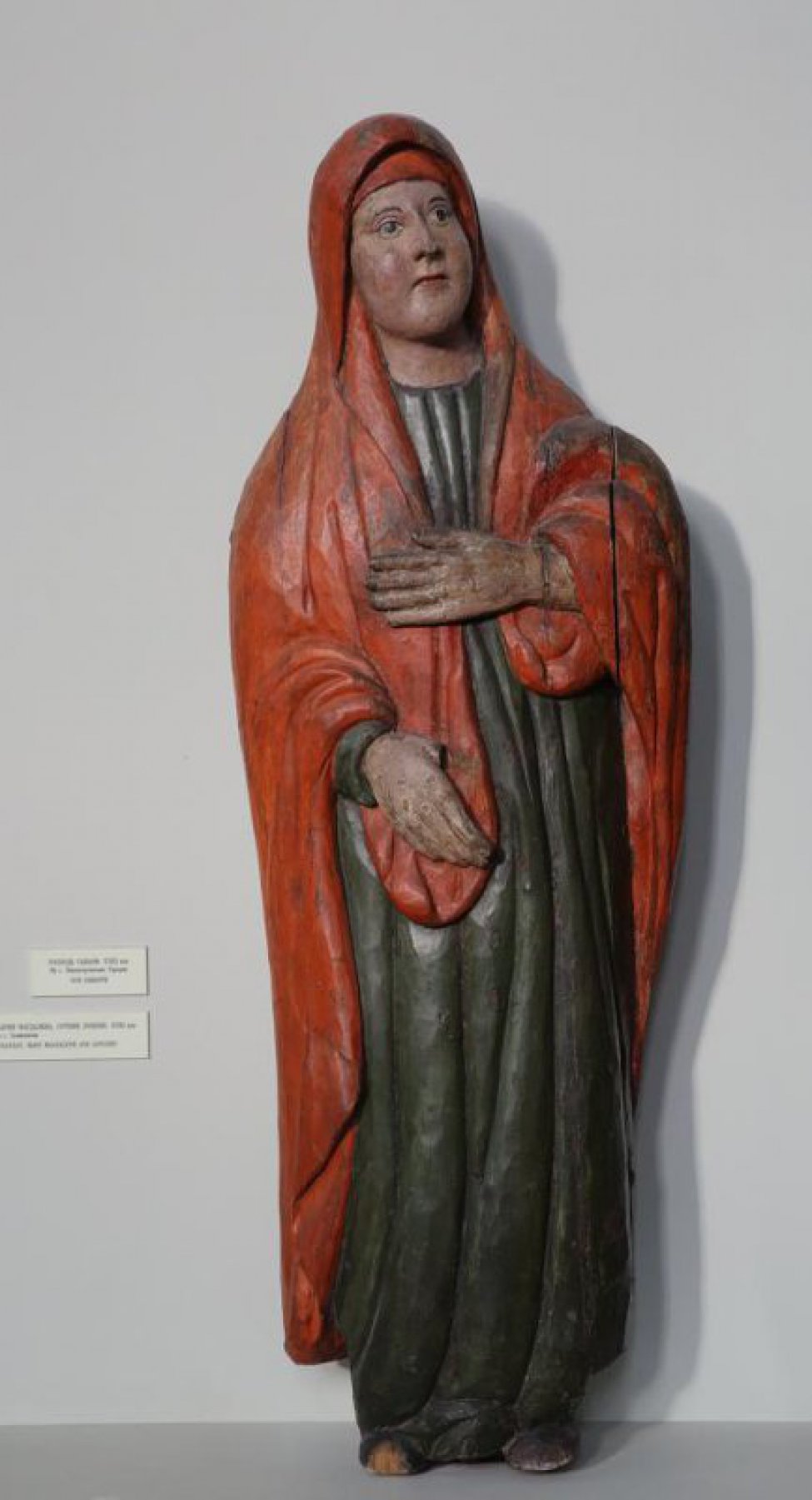 Мария Магдалина изображена с повернутой влево головой, в красном гиматии и темно-зеленом хитоне. Левая рука лежит на груди, правая опущена на низ живота.