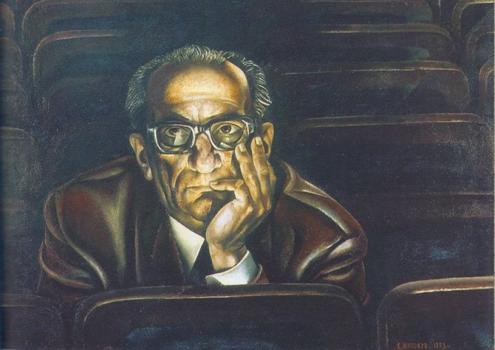 Оплечное изображение сидящего в кресле зрительного зала пожилого кареглазого мужчины в очках, подпирающего рукой подбородок.