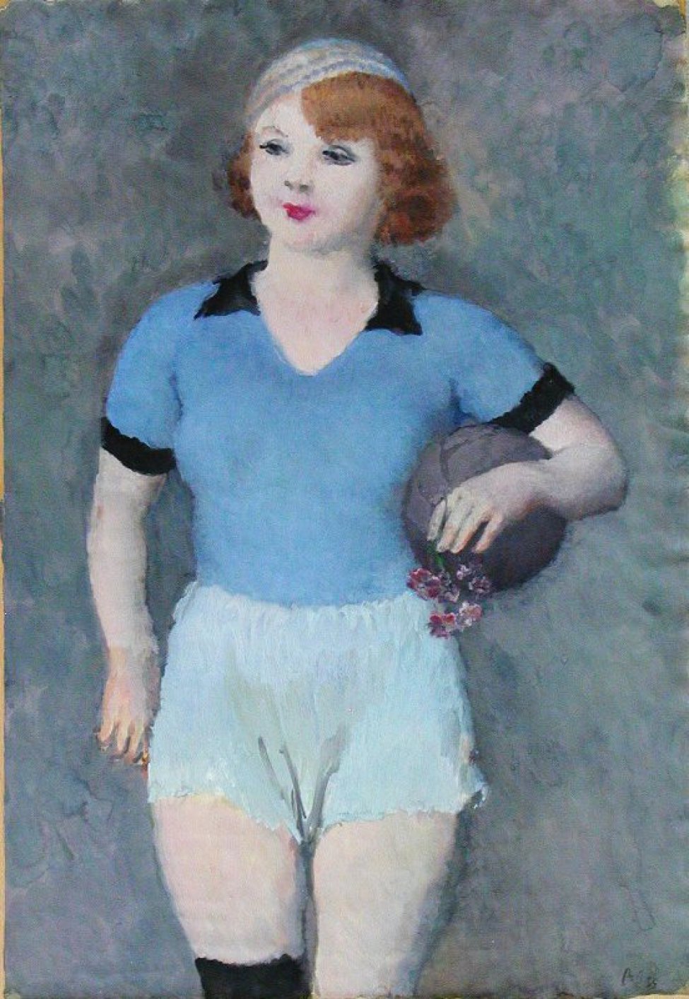 Дано поколенное изображение молодой девушки с мячом подмышкой и цветком в левой руке. Волосы короткие, пышные, рыжие, голубой берет, голубая с черной отделкой кофточка, светло-голубые трусы. На правом колене - черная повязка.