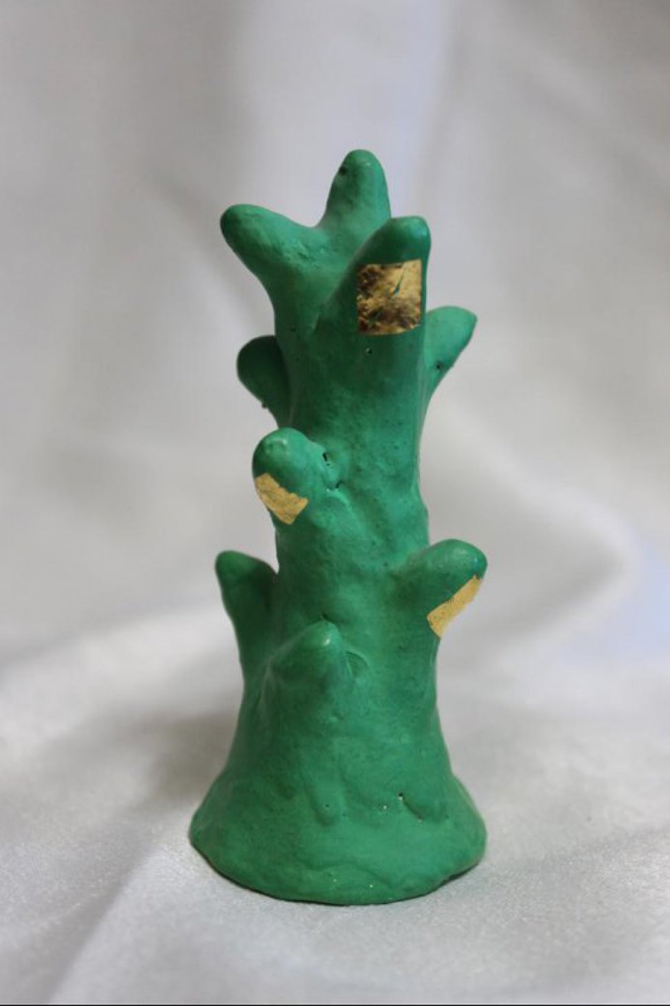 Стилизованное изображение зеленой елочки.