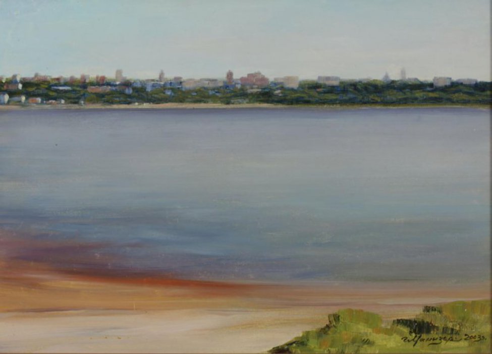 Изображен летний пейзаж с постройками на дальнем берегу. Две узкие полоски берегов (у горизонта и на первом плане) разделены изображением реки.