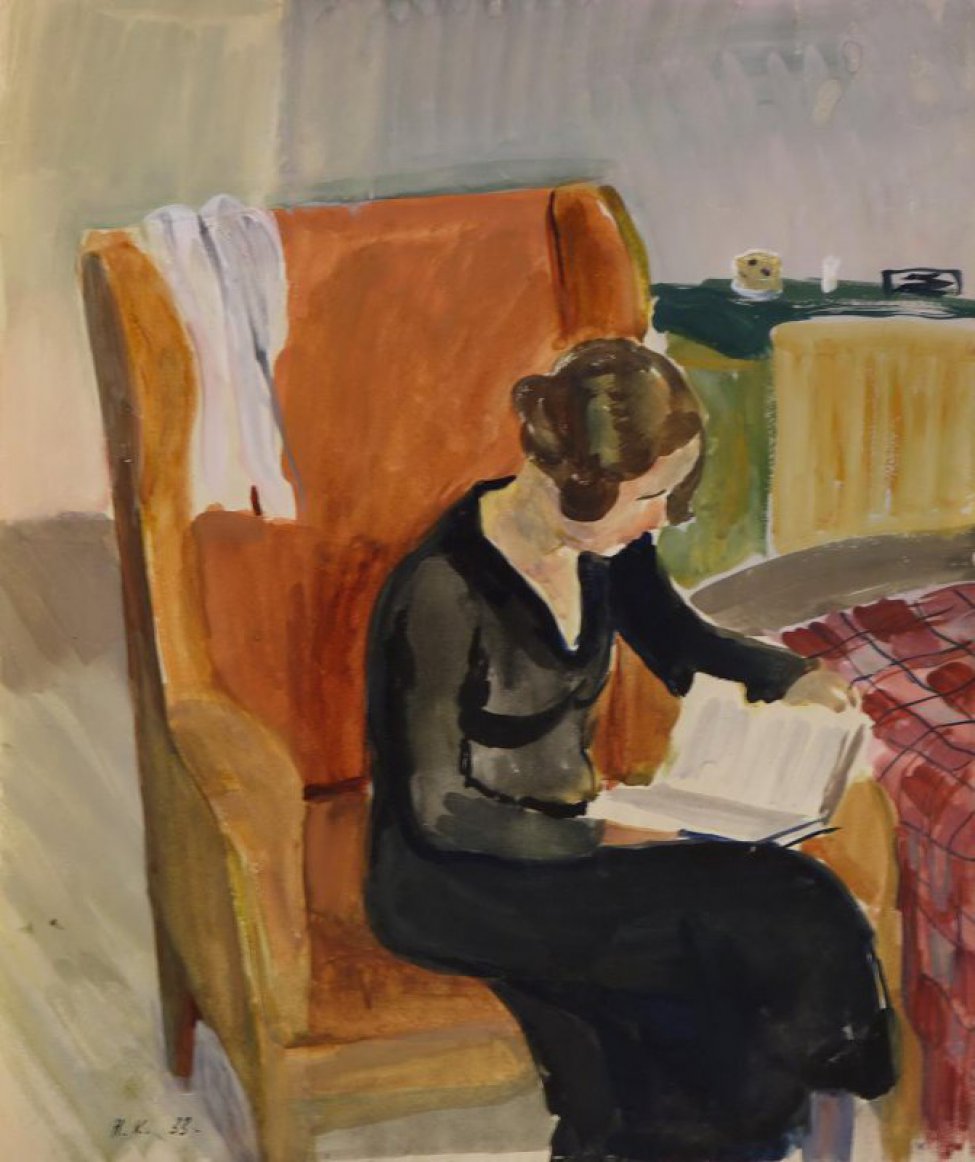 Изображена молодая женщина в черном платье, сидящая в вольтеровском кресле с книгой на коленях. Слева от ене стол с клетчатой скатертью.