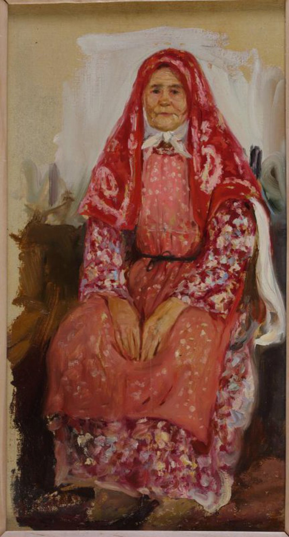 Изобр. сидящая пожилая женщина, в пестром платье, красном платке, накинутом поверх белого.