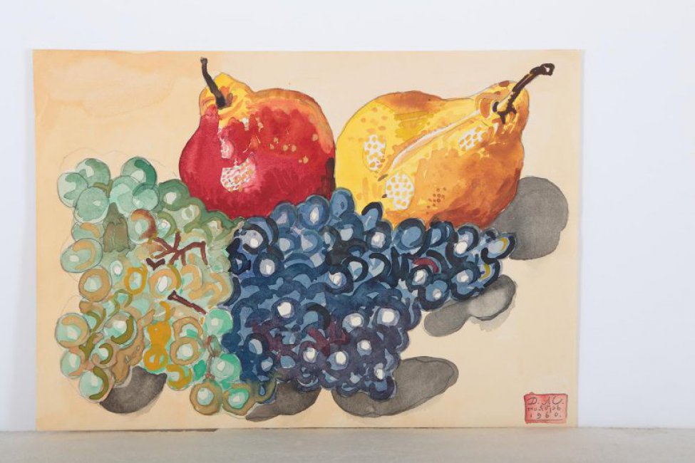Изображены виноград и две груши - желтая и красная.