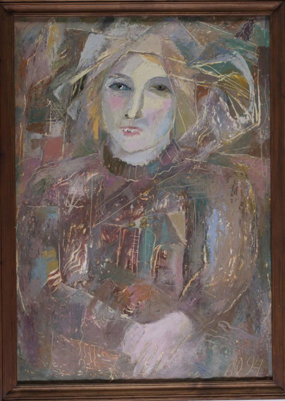 Поясное изображение молодой, светловолосой, светлоглазой, с полуоткрытым ртом женщины. Руки сложены впереди. Черты лица, вуаль (?) прорисованы, прочерчены сквозь слой масляной краски.