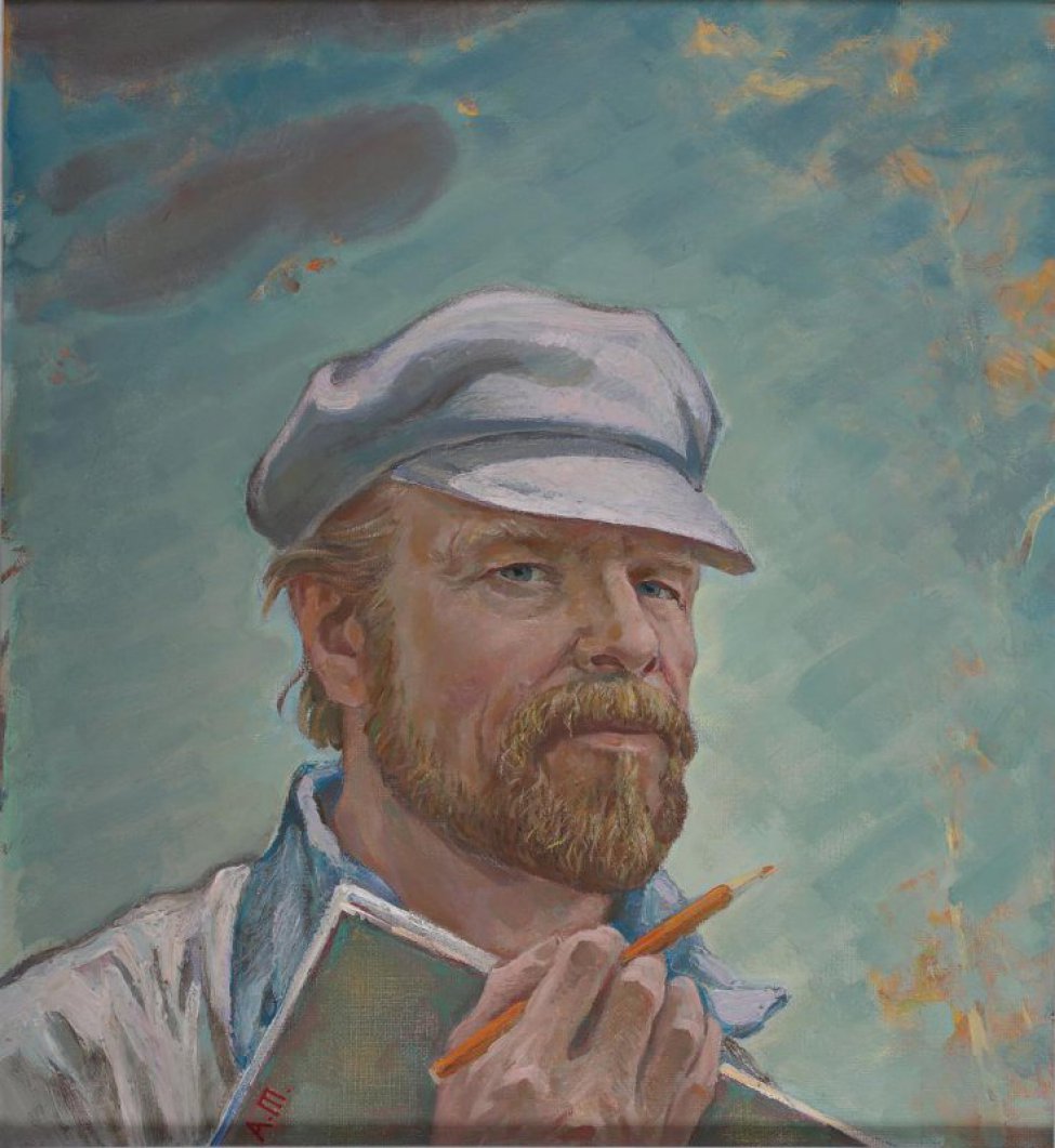 На фоне неба изображен оплечно сероглазый русоволосый бородатый мужчина в светлой кепке. Поднятой правой рукой с карандашом прижимает к себе альбом.