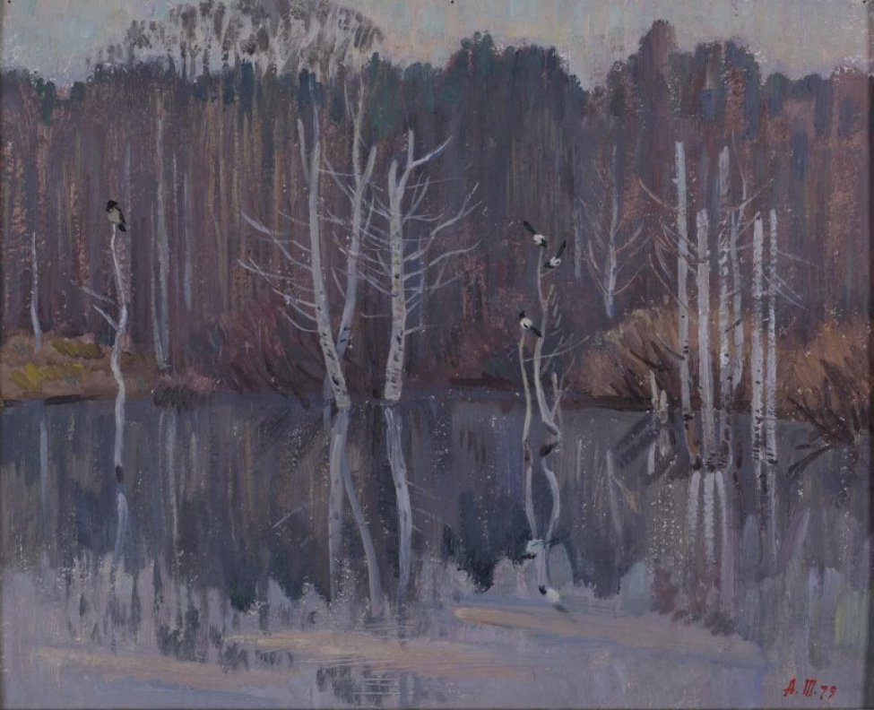 На светлых стволах голых дереьвев, затопленных водой, сидят птицы: справа от центра - три сороки, слева - ворона. На горизонте лес.