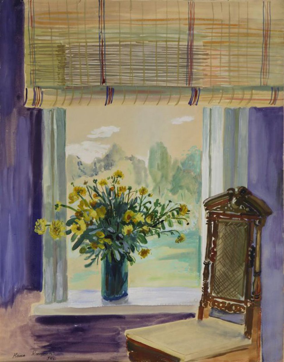 Изображен букет желтых цветов в стеклянном сосуде на подоконнике. Над окном полу свернутая тростниковая занавеска, перед окном - стул с высокой плетеной спинкой. За окном виден летний пейзаж с горами.