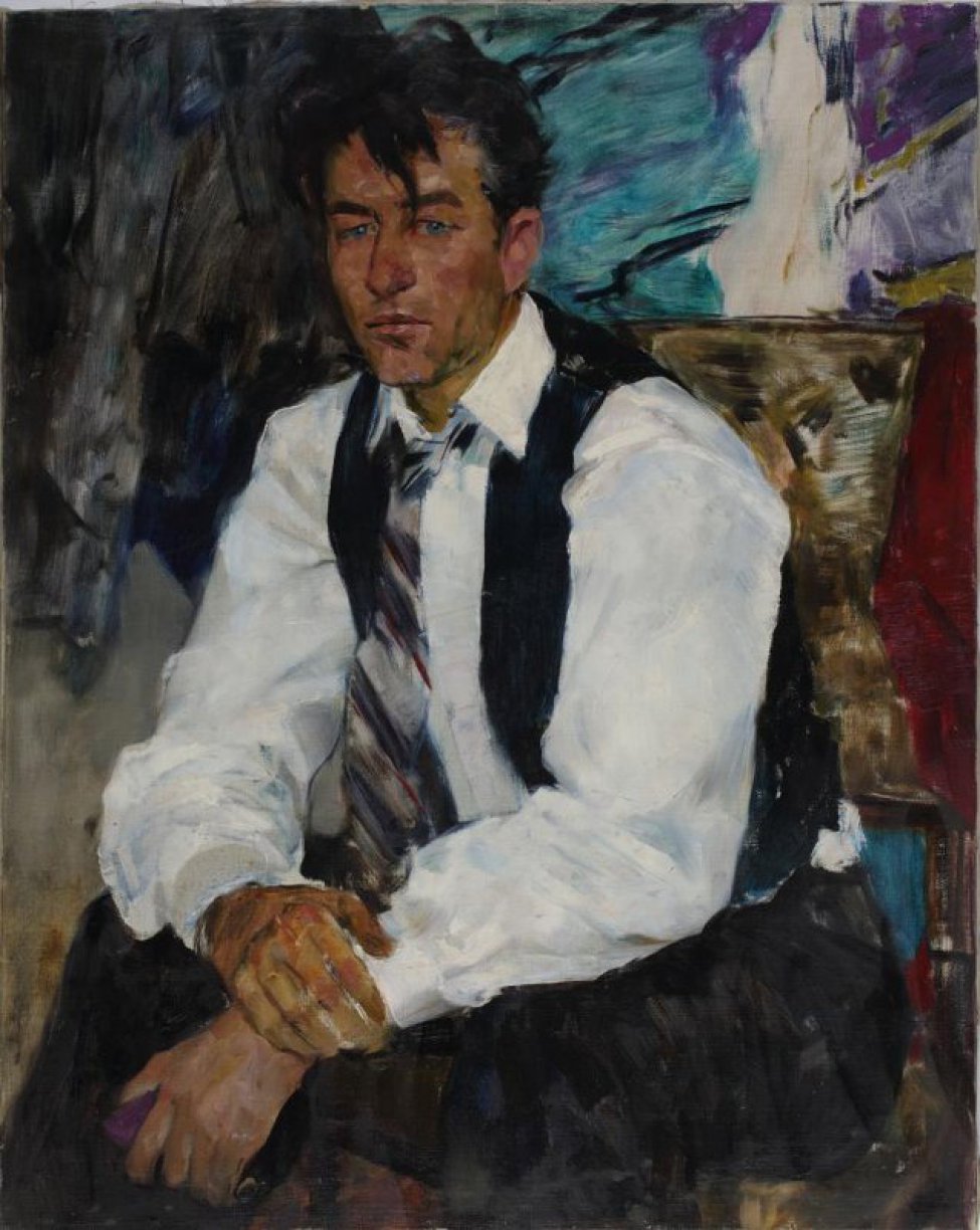 Поколенное изображение мужчины в 3/4 повороте влево, со сложенными на коленях руками. Одежда: белая рубашка, темный жилет, полосатый галстук. В левой руке коробка спичек.