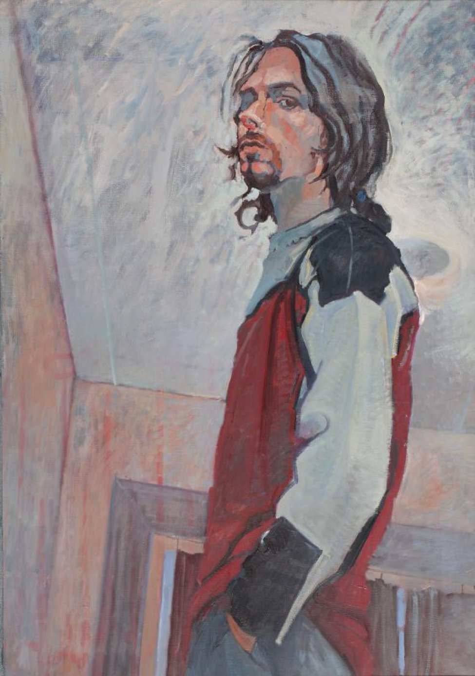 В интерьере комнаты, с зашторенным окном, с горящей на потолке лампой, дано победренное изображение молодого мужчины в 3/4 повороте влево с волосами до плеч, с бородкой и усами. Одет в свитер красного цвета.
